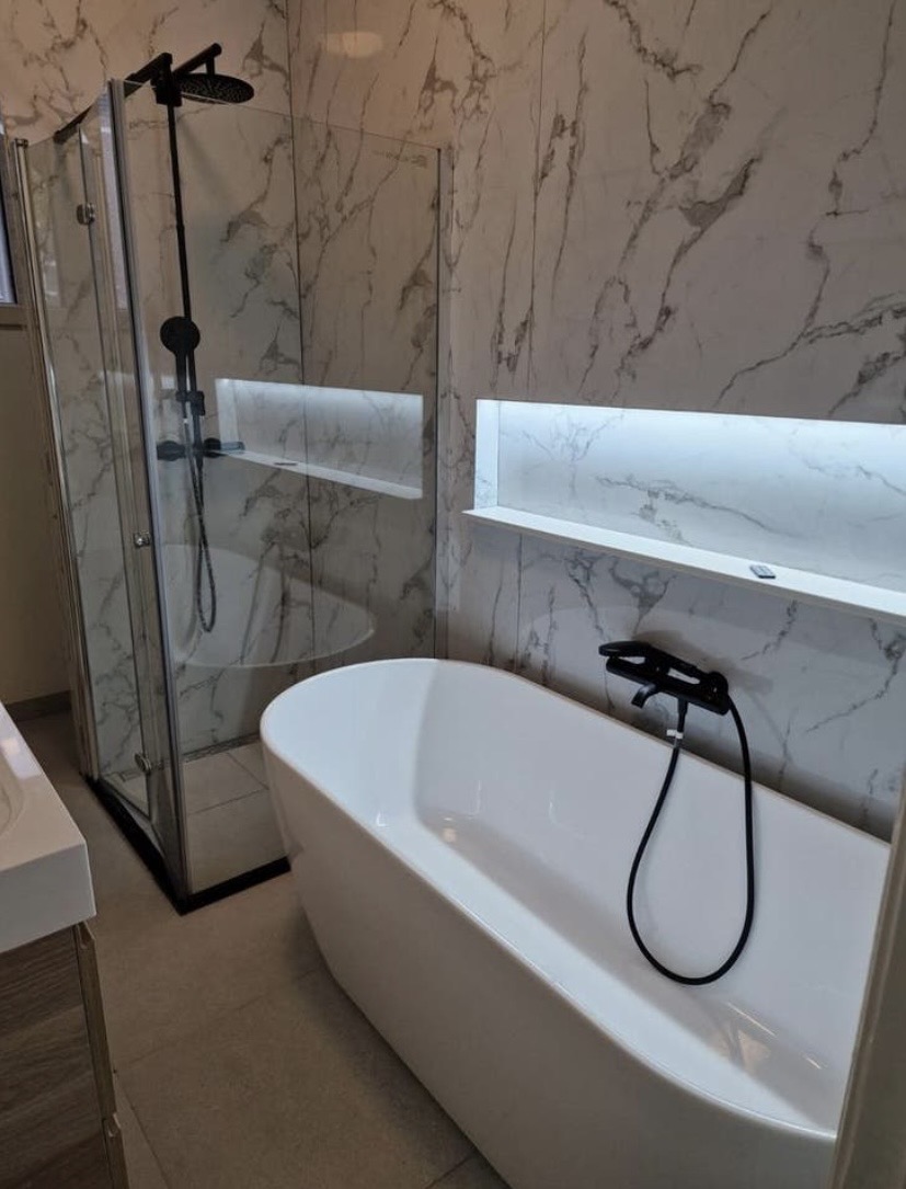 Marmeren badkamer met vrijstaand bad