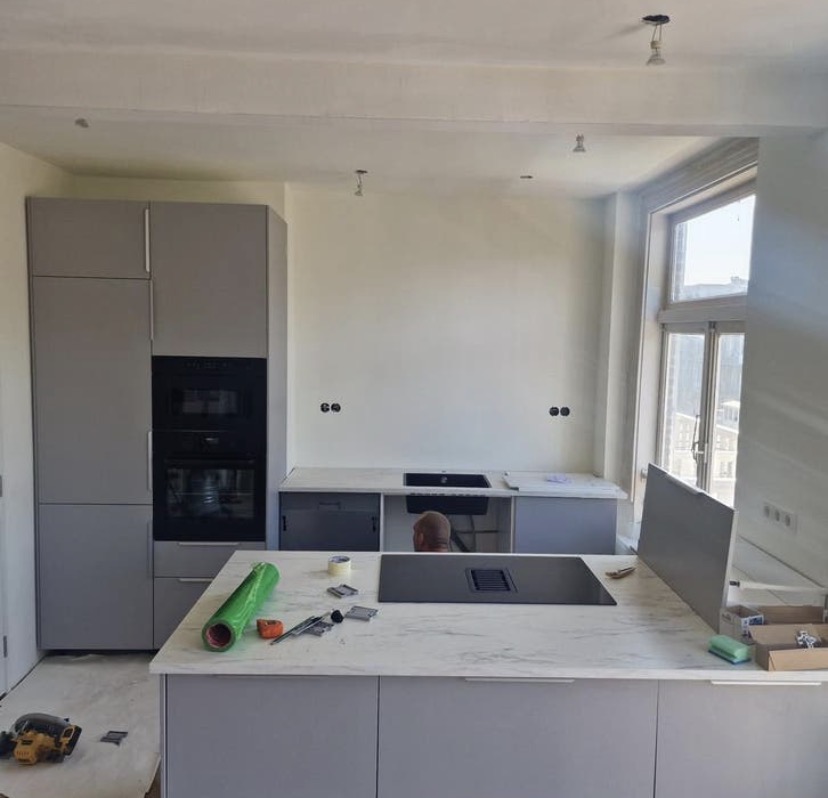 Grijze keuken in aanbouw met marmeren blad