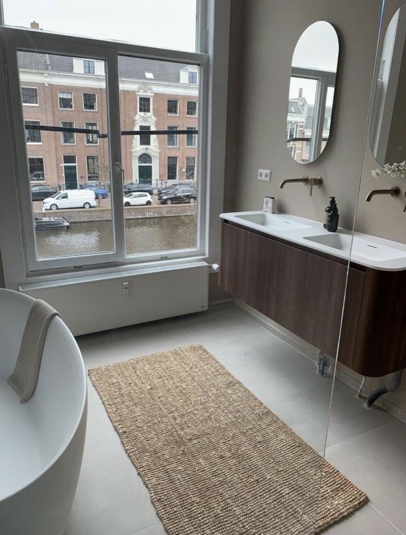 Grachtenpand-badkamer met walnoot meubel