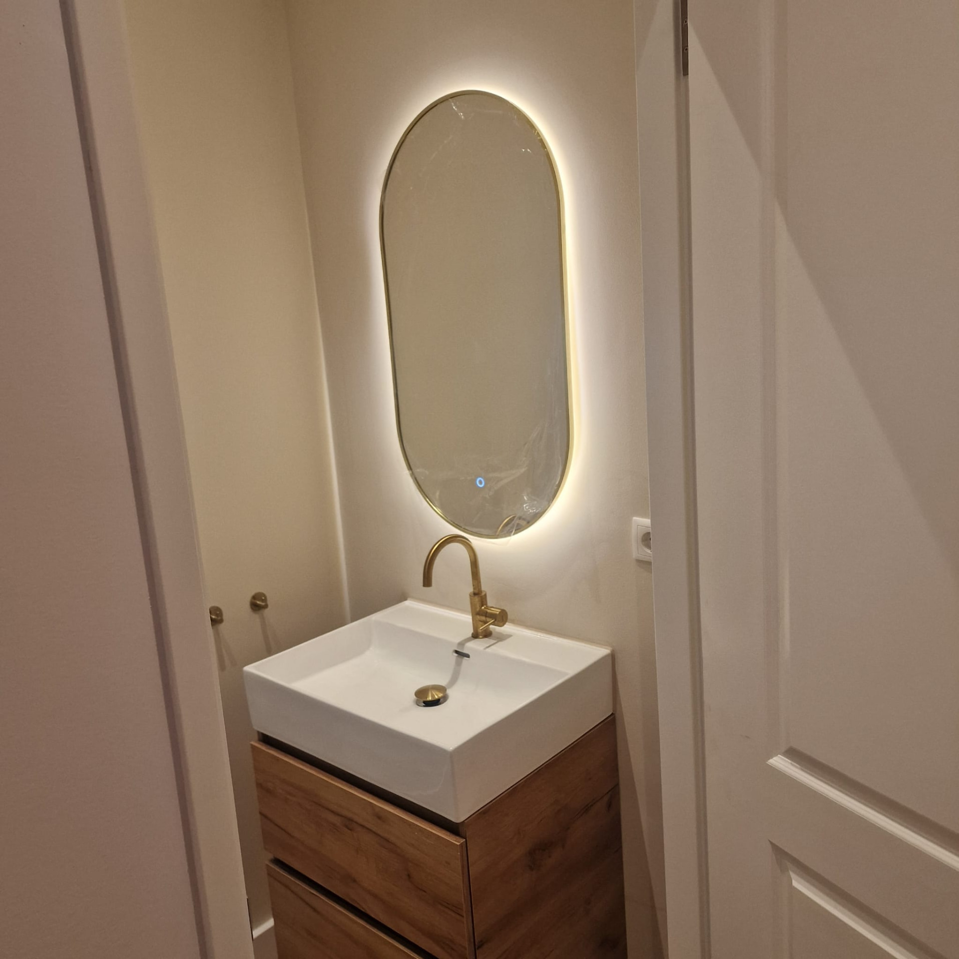 Toilet met ovale LED-spiegel en messing kraan