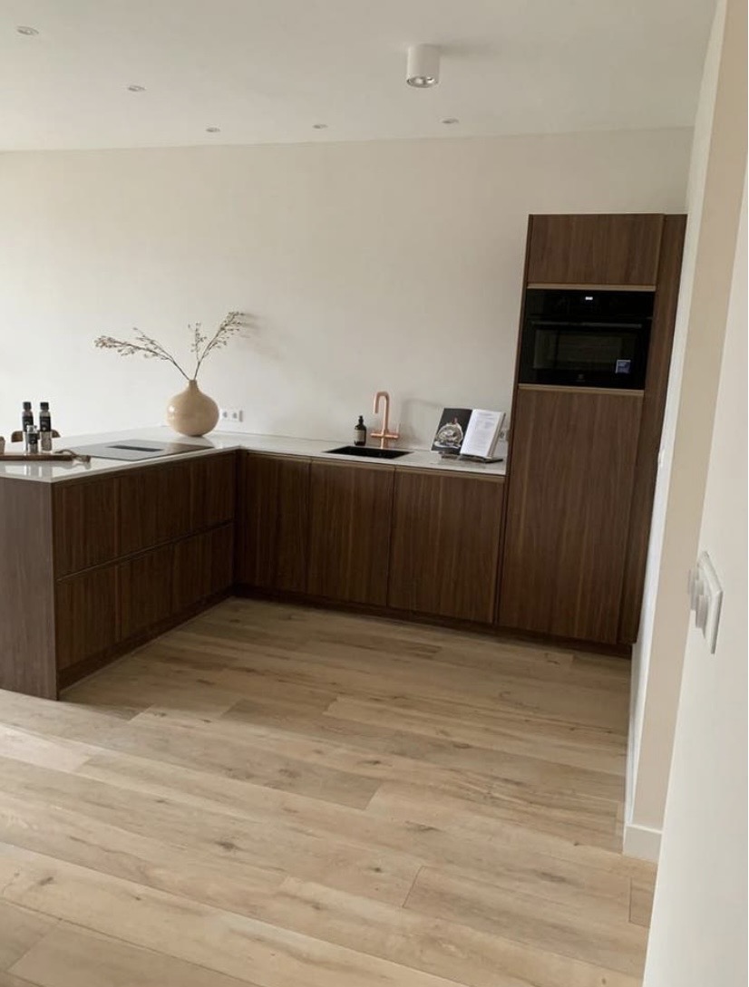 Moderne keuken met walnoot fineer