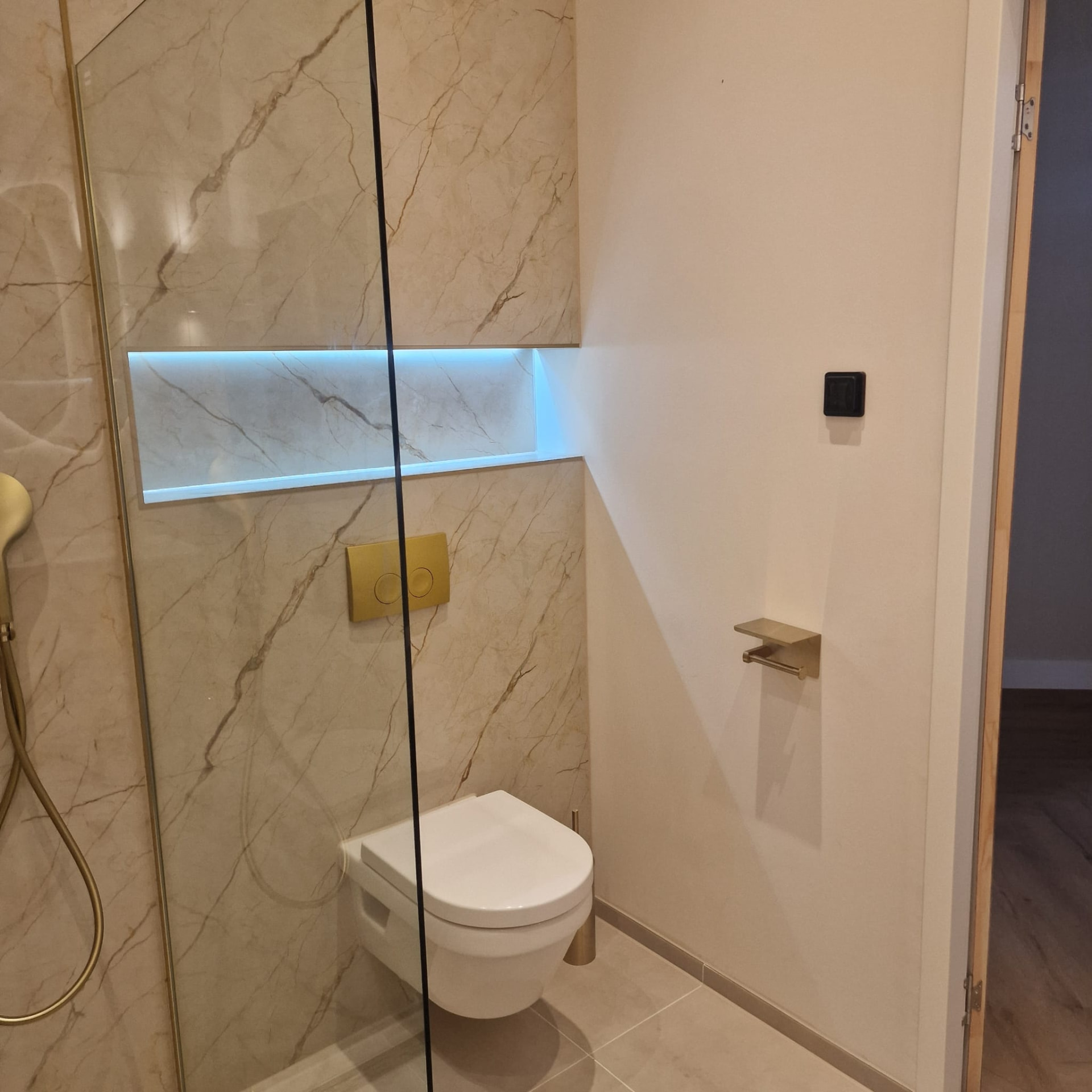 Toilet met marmerlook wand en verlichte inbouwnis