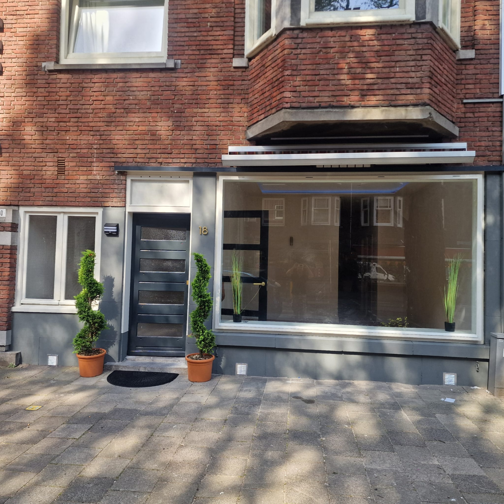 Gerenoveerde bedrijfsruimte in Amsterdam met nieuwe pui