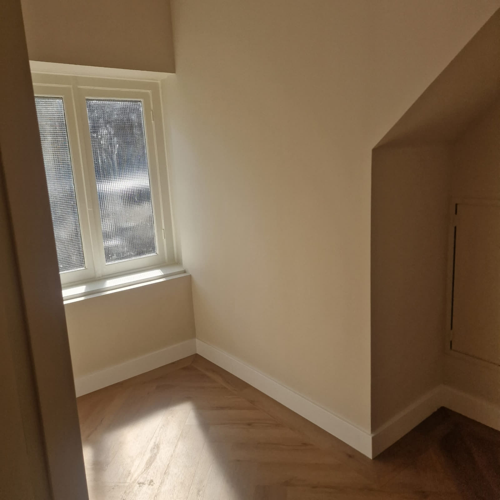 Slaapkamer met visgraatvloer en strakke afwerking