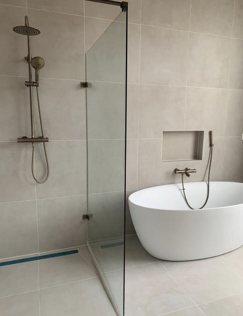 Badkamer met vrijstaand bad en inloopdouche
