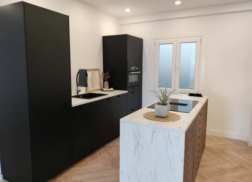 Zwarte designkeuken met marmeren eiland